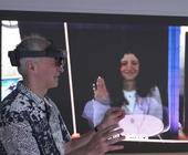 O2-Innovationsmanager Karsten Erlebach spricht via VR-Brille mit seiner Kollegin