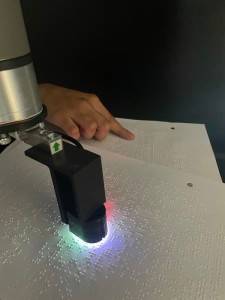 Innovativer Kombisensor beim Lesen von Blindenschrift.