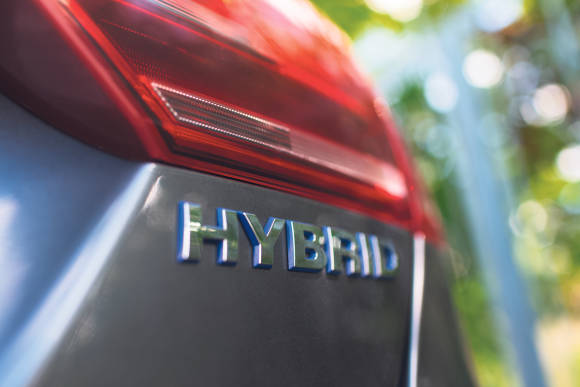 Bild 1: Das Hybridauto kombiniert Benzinantrieb mit Elektroantrieb