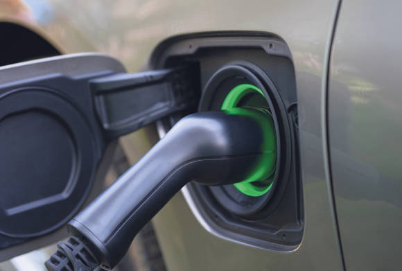 Bild 2: Vollelektrische Autos werden nur mit Strom betankt