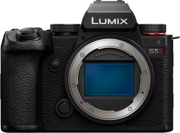 Bild 11: DSLMs wie Panasonics Lumix S5II (oben) und DSLRs wie die Nikon D7500 (rechts) eignen sich mit dem richtigen Zubehör für professionelle Videoaufnahmen