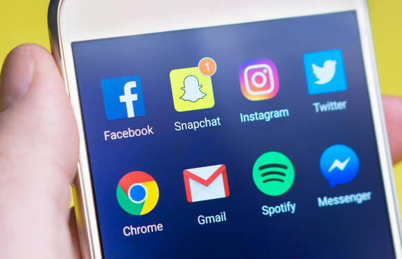 Bild 2: Die bunten Icons mit Nachrichtenzahl von Social-Media-Apps verführen zum Öffnen der Apps.