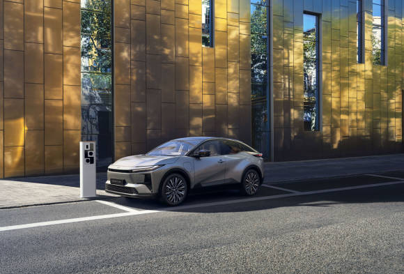 Bild 3: Der Toyota C-HR+ bietet elektrischen Fahrspass in der Kompaktklasse